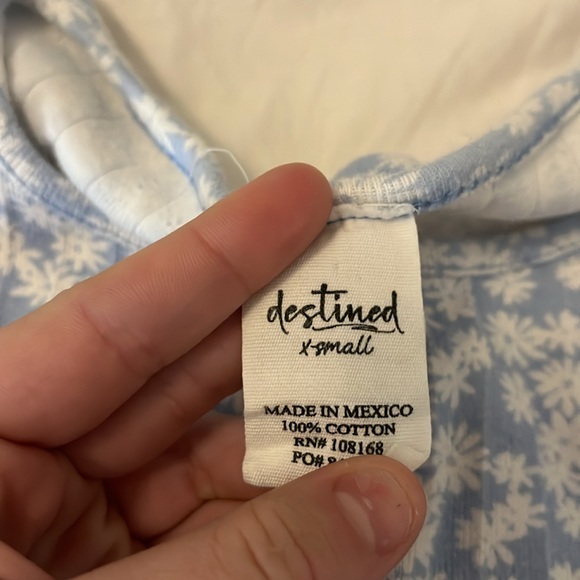 Blue tee with flowers - Picture 3 of 3